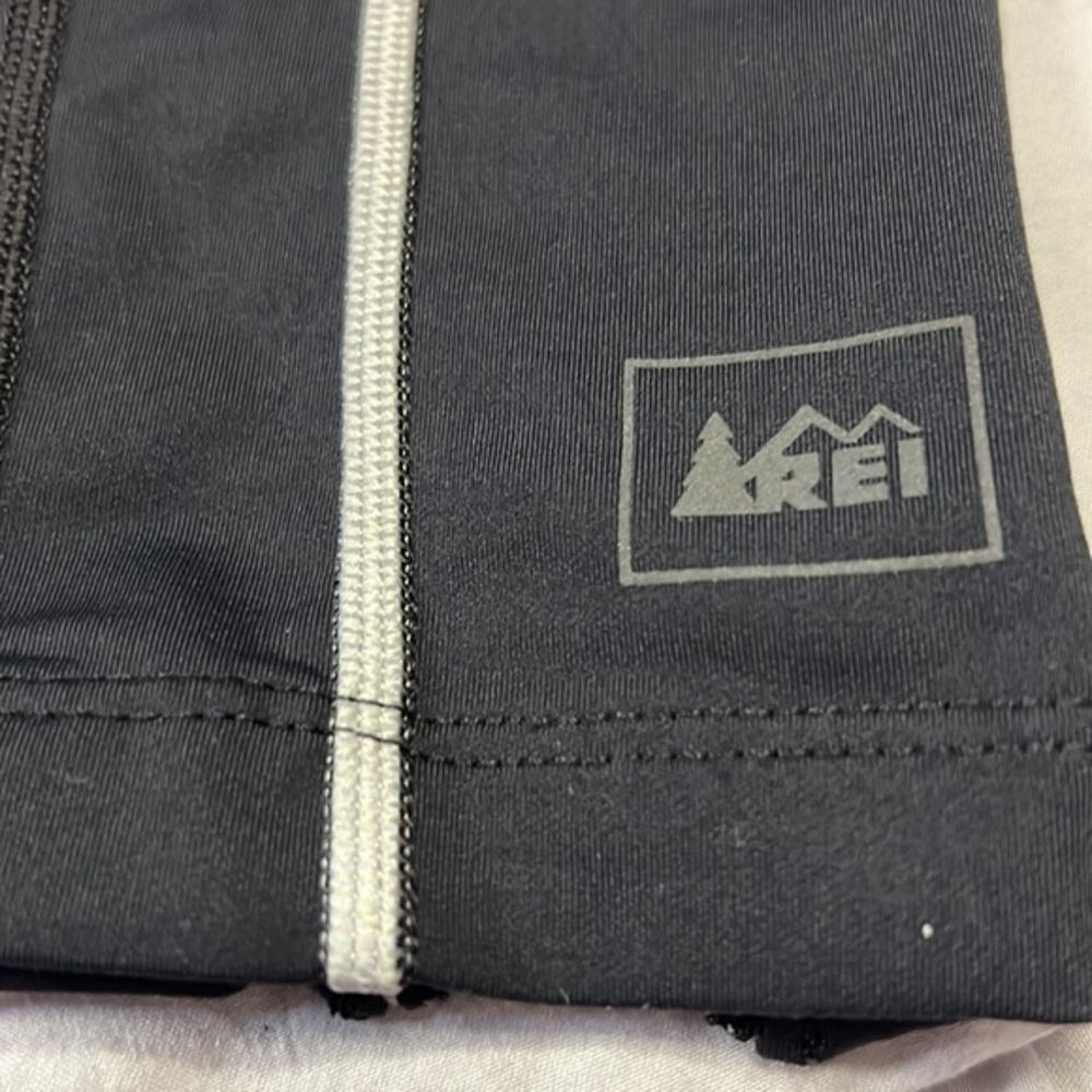 REI - Picture 3 of 6